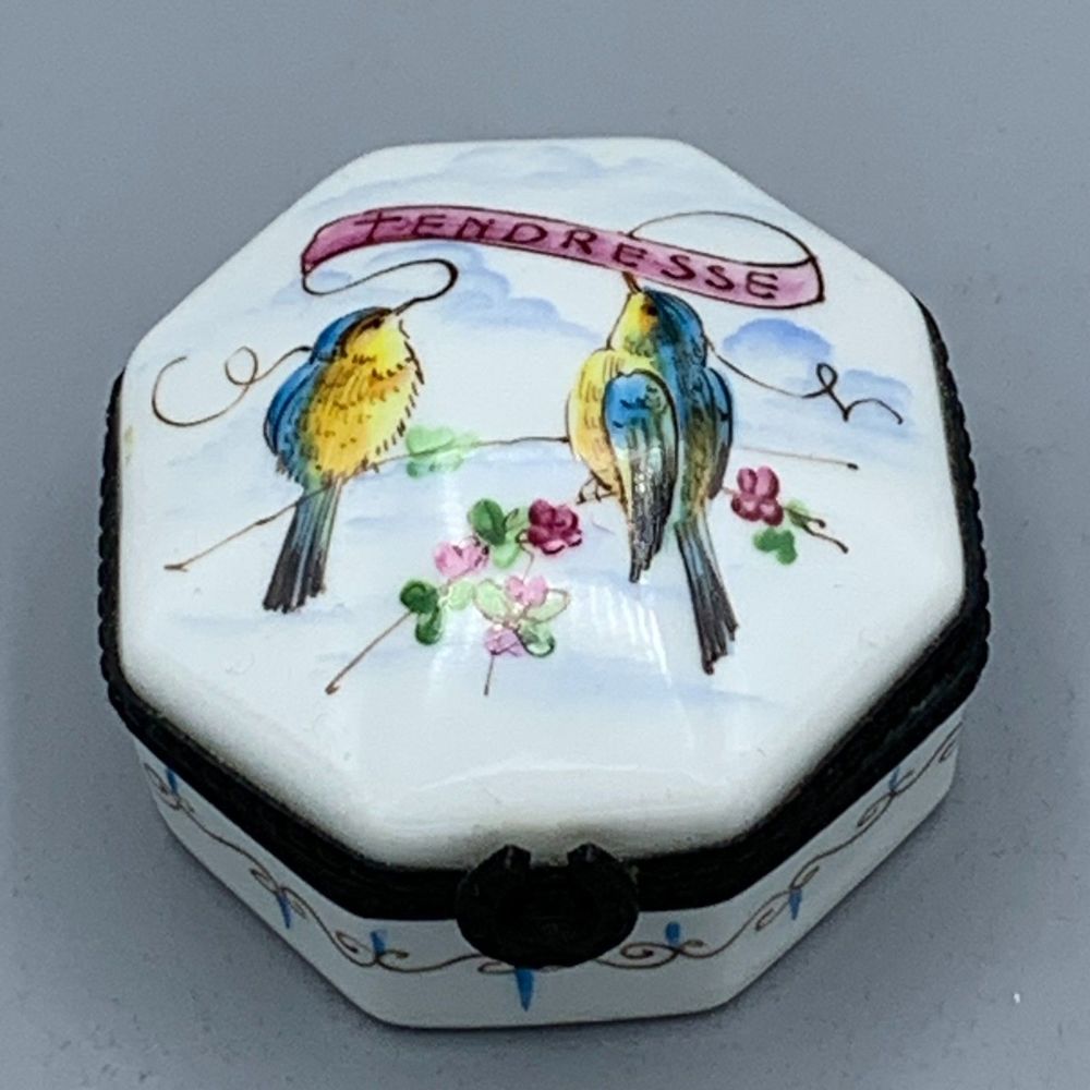 Limoges France Octagon Shaped Hinged Trinket Box Love Birds TENDRESSE Decor Main